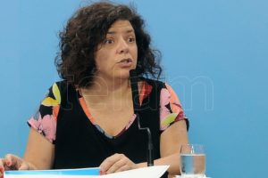 Una médica especialista en vacunas asume al frente del Ministerio de Salud