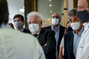 Hugo Sigman con Ginés González García.