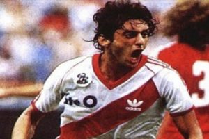 Esa noche, Enzo Francescoli hizo tres de los cinco goles. Ese año, meses después, River ganaría su primera Copa Libertadores.