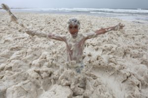 Las playas de Punta Mogotes amanecieron llenas de una extraña espuma Foto: Mauro V. RizziMauro V. Rizzi