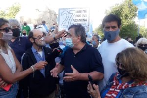 El jefe del interbloque de Juntos Por el Cambio, diputado nacional Mario Negri, se hizo presente en la protesta acompañado por el legislador provincial Maximiliano Abad.