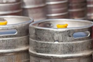 Robaron barriles de cerveza que habían sido hundidos bajo el mar por una causa solidaria