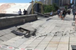 Insólito: se hundió un tramo del paseo costero en Mar del Plata, a metros de la Rambla