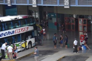 El transporte interurbano, que une localidades separadas por más de 60 kilómetros, tiene un futuro complicado. (Facundo Luque / Archivo)