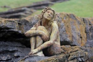 Del enigma por la estatua a barriles hundidos en mar