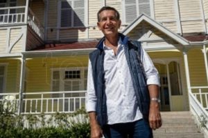 “Yo lo calificaría como una travesura”, dijo el autor de la misteriosa estatua en la costa