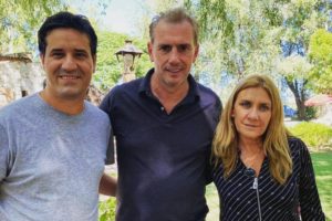 Maximiliano Abad recibió el apoyo de Álvaro de Lamadrid durante su cumpleaños en Navarro.