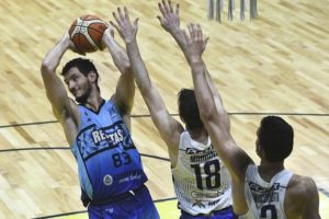 Peñarol remontó un partido difícil, pero no le alcanzó