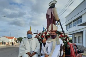 Con una procesión de vehículos se realizó la festividad de San Salvador