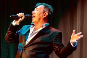 Alejandro Veroutis presentará hoy “Una noche en el café concert”