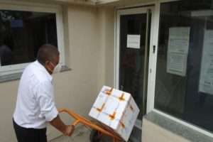 La Directora Adjunta de la Región Sanita VIII, Dra. Martina Iparraguirre, calificó la situación como “angustiante” y advirtió que “la provincia de Buenos Aires, el lunes se queda sin vacunas”. Auguró que Anmat habilite la vacuna china Sinopharm para aplicar a mayores de 60 años, rango que en Tandil, resta inocular al 85 % de los inscriptos.