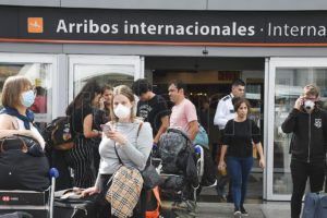 Suspenden desde el sábado los vuelos provenientes de Brasil, Chile y México