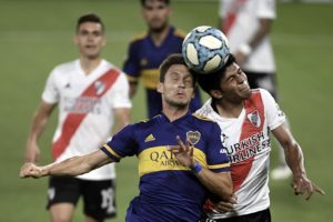 El partido se juega desde las 18 en la Bombonera.