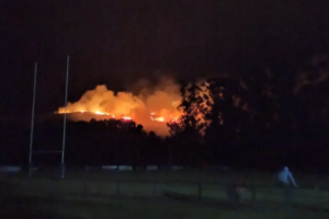 Dotaciones de Tandil y Vela trabajan en las sierras para sofocar el incendio, que advirtieron “no están controlado”