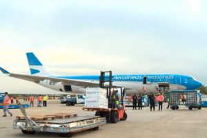 Un avión de AA está cargando vacunas en Moscú y esta noche emprende el regreso a Argentina