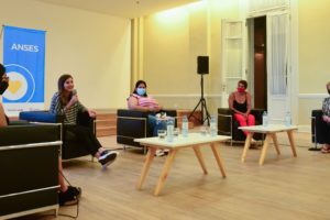 Raverta dialogó con niñas y madres de la AUH, jóvenes y jubilados por el día de la mujer