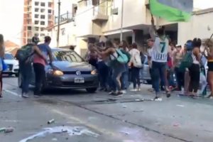Atropellaron a una joven mientras celebraba el Ultimo Primer Día en la puerta del colegio