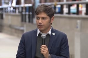 Kicillof: "Sigamos cuidándonos entre todas y todos mientras avanza la campaña de vacunación"
