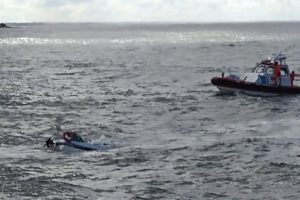 En el lugar se desplegó un operativo con un bote semirrígido, dotado con nadadores de rescate a bordo.