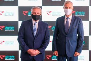 El presidente Fernández, junto a Marcelo Figueiras presidente de la firma Richmond, que confirmó la prioridad de vacunas para su aplicación en Argentina.