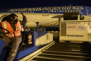 Llegó de China primera partida como parte de un millón de dosis de vacunas Sinopharm