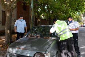 El Municipio retira vehículos abandonados de la vía pública