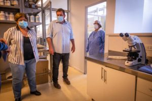 Ya funciona el primer laboratorio municipal para el procesamiento de muestras de COVID-19