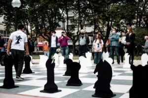 Volvieron las partidas de ajedrez gigante en la Plaza San Martín