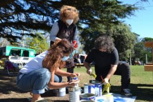 Artistas de la ciudad intervienen mesas y cestos de residuos en el Parque Primavesi