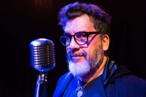 Pablo Vasco y el stand-up en “Comedia no esencial”