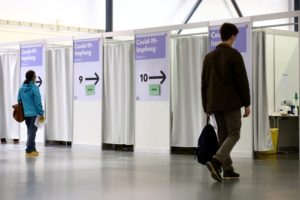 ¿No sentir ningún síntoma tras la aplicación de una vacuna contra el COVID-19 implica tener una respuesta inmune menor?