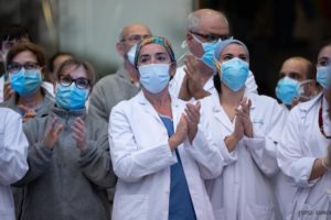 Caen salarios médicos en plena pandemia: el gobierno los abandonó