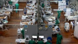 La misma semana del rechazo a la Sputnik V, Brasil recibe el primer lote de vacunas de Pfizer
