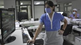 Extenuados por la segunda ola de coronavirus, los enfermeros y enfermeras celebran su día
