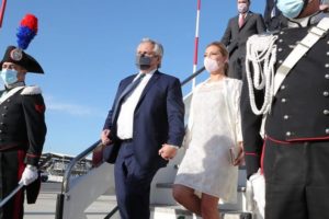 Desde Europa, Alberto ordenó suspender el feriado del 24 de mayo