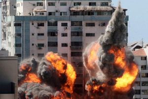 Israel destruyó en Gaza un edificio donde funcionaban medios de prensa internacionales