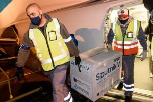 Llegaron más de 650.000 dosis de AstraZeneca y esta tarde arriban más vacunas Sputnik V