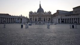 La policía bonaerense interrumpió una comunión al aire libre y el cura se rebeló