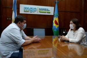 Sale Carrancio y entra Morro (Moyano con bandejas): mueven el banco para que todo siga igual