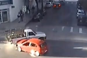 Insólito: manejó en contramano por avenida Luro y chocó contra una camioneta