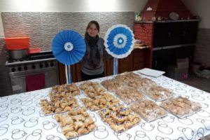 La ONG CEFIL repartió pastelitos y leche chocolatada por el 25 de Mayo