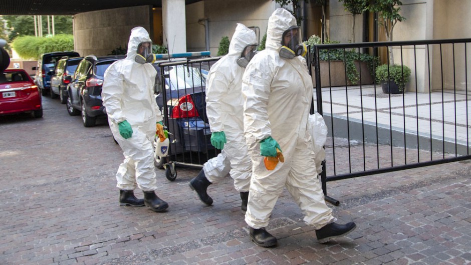 Los casos bajan cada vez más lento en la Argentina y ya empiezan a hablar de rebote