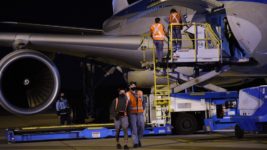 Llega por Aerolíneas Argentinas el primer lote del principio activo para la fabricación de vacunas