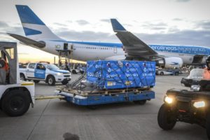 Llegó al país el reactivo para fabricar vacunas Sputnik V y se suman otras 480 mil dosis