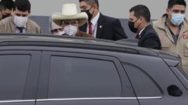 Fernández felicitó a Castillo como presidente electo de Perú, pese a que no hay confirmación oficial