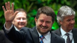 La tradicional centro-izquierda chilena gana la capital y gobernará 10 de las 16 regiones