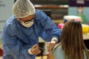 Piden «no relajar los cuidados» mientras se intensifica la campaña de vacunación