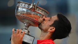 Djokovic venció a Tsitsipas y se coronó en París