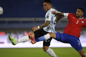 Argentina mostró dos caras de su juego y empató ante Chile