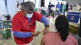 La campaña de vacunación contra el coronavirus da prioridad a embarazadas y llega a adultos jóvenes